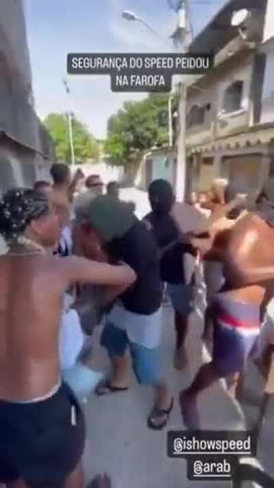 Um rapper americano achou que estava pronto para encarar a favela. Os moradores resolveram dar aquele susto nele, e o resultado? Ele não segurou as lágrimas! Kkkk