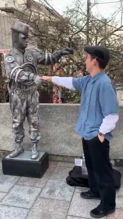 Street Performer sending waves down