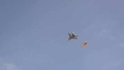 Iranian F-5 fires a rocket, which is then intercepted by a missile, perhaps an R-73, R-60, or Fatter launched from a MiG-29. Video latest IRIAF drills [Video]