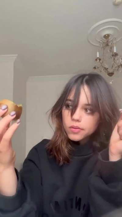 Jenna eating a kiwi 🥝