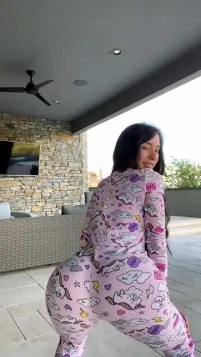 Big Booty girl in onesie 😍🤤