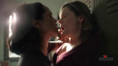 Monica Raymund & Tonya Glanz (Hightown - s02e04 - Scene #1)