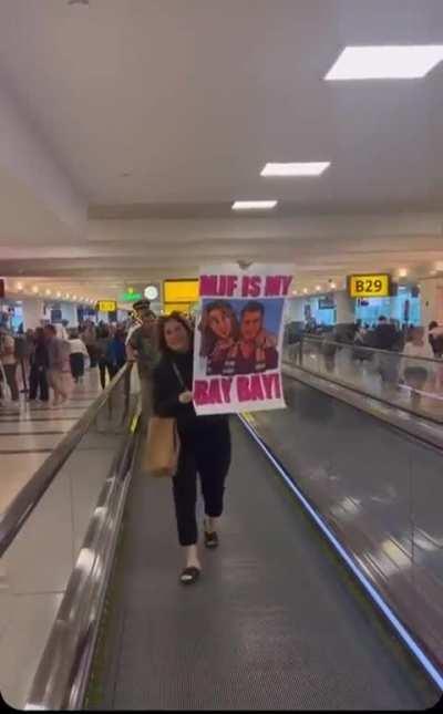 MJF's mom heads to London with a wholesome, personalized sign