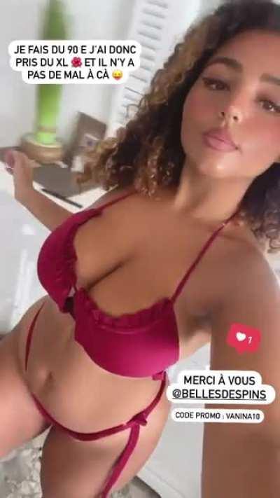 90E elle a des gros seins cette salope