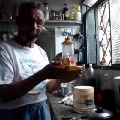 Brazilian oldman and his trained hummingbird (Velhinho brasileiro e seu beija-flor adestrado)