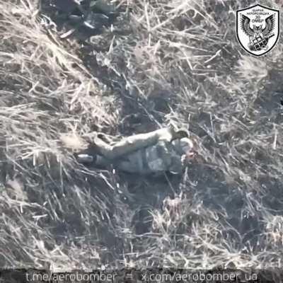 Ukrainian drone films in close-up a dying Russian soldier