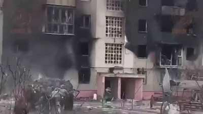 Chechens taking a building from Azov militants.