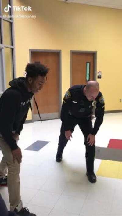 PoLIcE oFFiCEr RaCIaLLy ProFILeS bLaCK TeEn iN ScHOOL