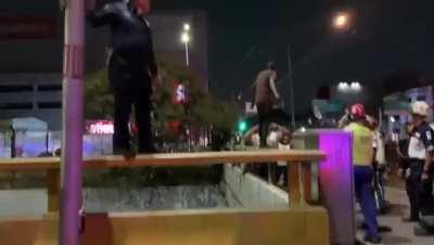 Mexican policeman trying to save suicidal man on a bridge with no protective gear