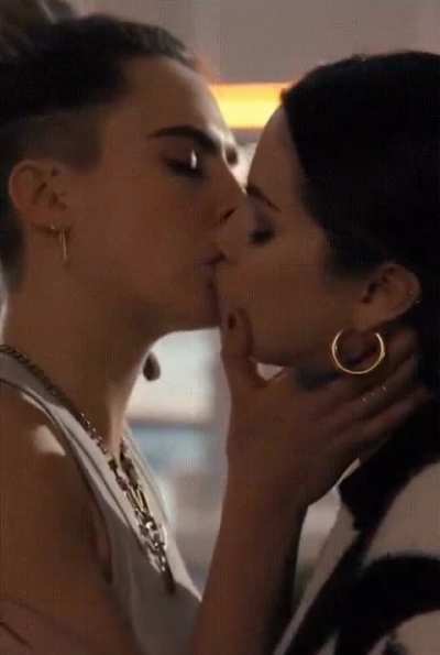 Cara Delevingne and Selena Gomez kissing