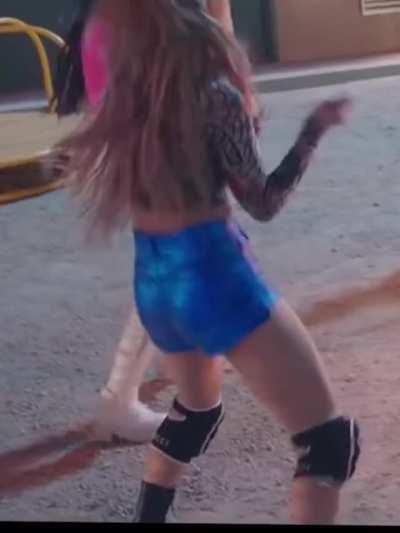 (G)I-DLE- Soyeon in blue shorts