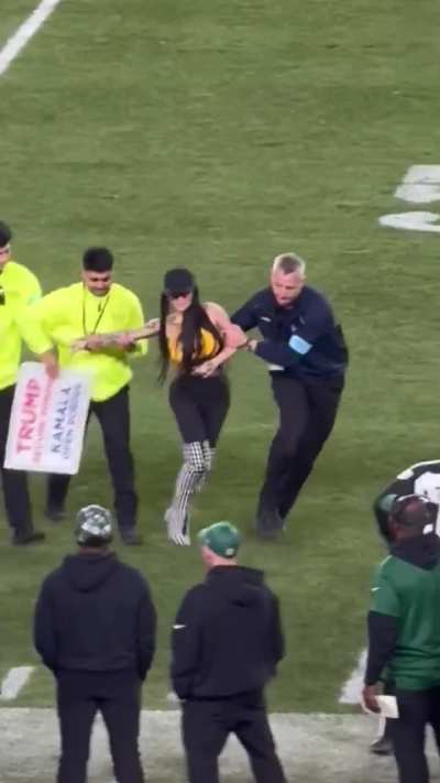 Woman runs onto field during Jets-Steelers game