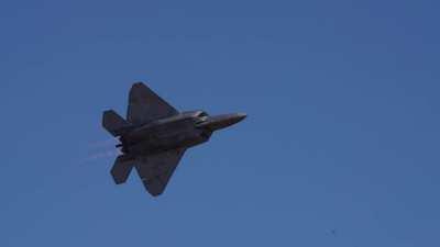 F22 Raptor Doing A Tight Turn at an Air Show!