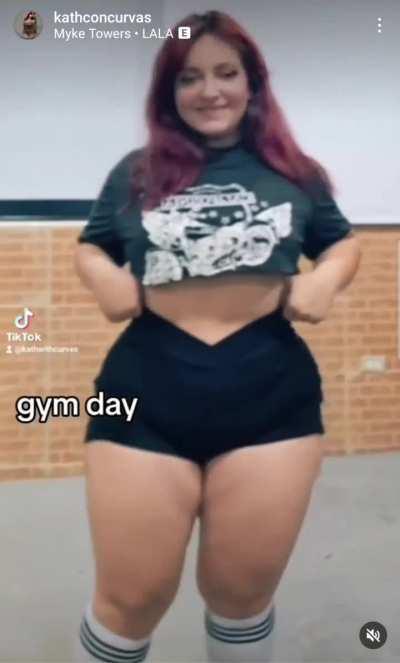 Sketchy grainy video of thick latina Mami > professional model photoshoot 