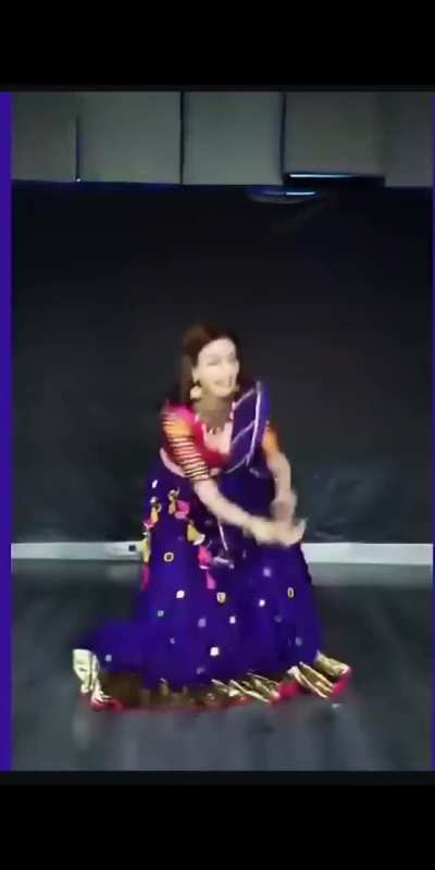 Saumya bhabhi hot 🔥 dance 🩰🪩