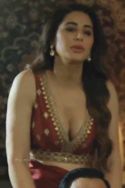 Nargis Fakhri latest hot saree drop scene 