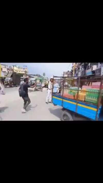 Bf leaving his gf behind to not pay the fine of not wearing a helmet