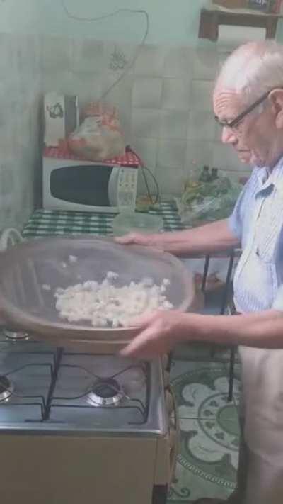 88 years old man teaching how to pop popcorn without oil