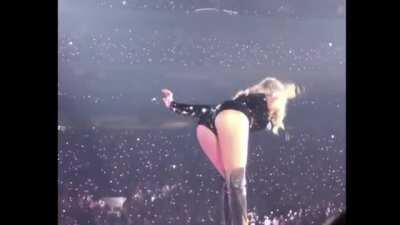 Taylor Swift putting on a show