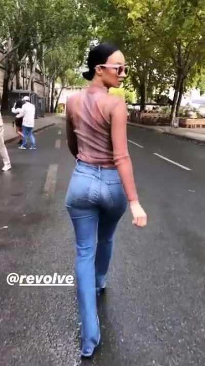 Yes, we’re following that big phat ass. Swinging it like that what you expect? #BigBootyHoe