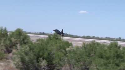 An F-5 Tiger aggressor from VFC-13 making a touch-and-go [Video]