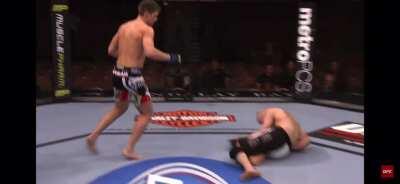 Stephen “Wonderboy” Thompson lands a sneaky head kick to fold Dan Stittgen.