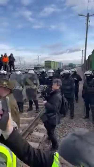 Polish farmers, holding a mass protest on the border with Ukraine, dared to take radical measures. They blocked the railway, opened the wagons in which Ukrainian grain was transported, and began to pour it onto the ground. What will the Poles achieve?