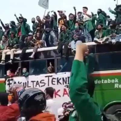 Protesters singing &quot;Shinzou wo Sasageyo&quot;