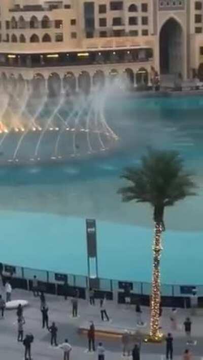 Dubai Mall Fountain reopens, Social distancing at its best...