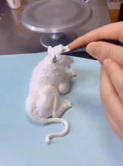 Using cream to create a tiger figurine