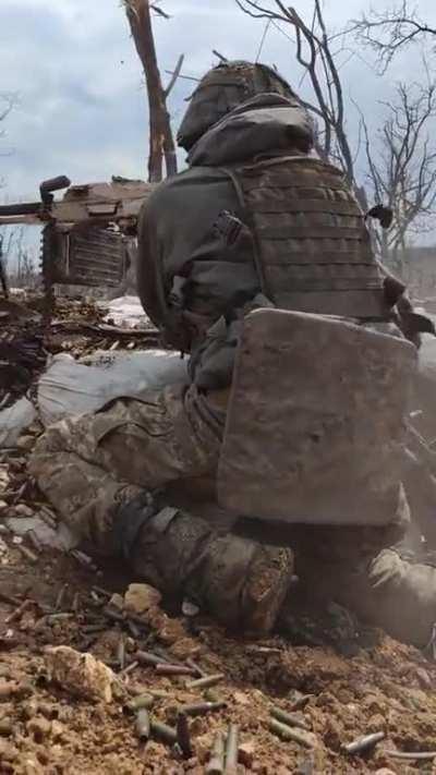 🔥 A Ukrainian machine gunner and a grenade launcher let a R...