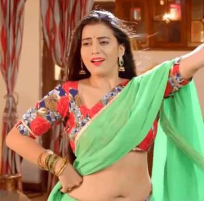 Akshara Singh - Beautiful Indian/Bhojpuri actress in saree flaunting her navel.