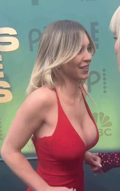 Sydney Sweeney's big jiggling titties