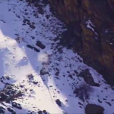 🔥 A snow leopard shows its superb skill in a dramatic chase of a Siberian ibex