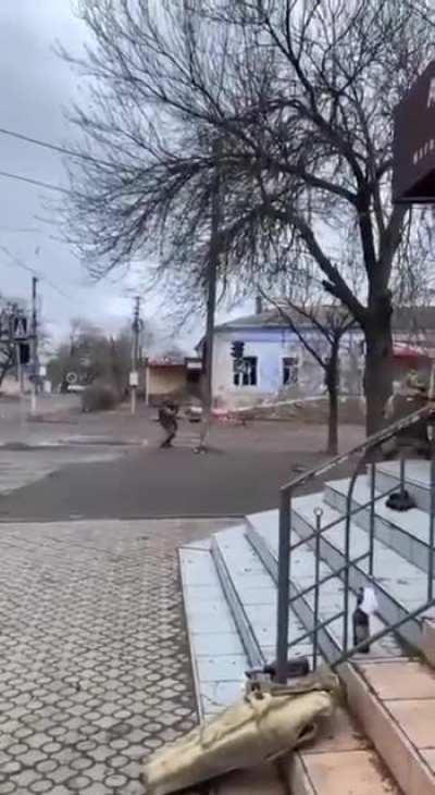 Ukrianian soldiers do the classic RPG shoot-n-scoot