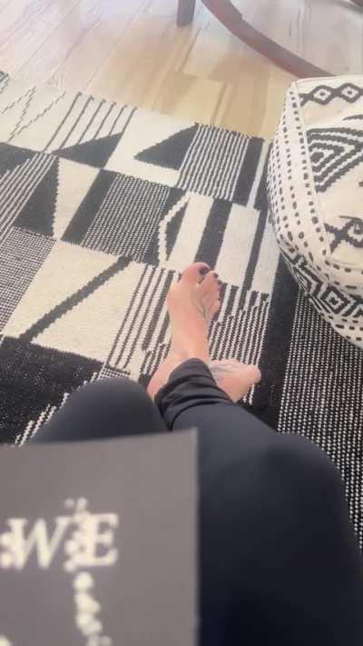 Waiting room feet - wanna give me a foot massage in the meantime? 