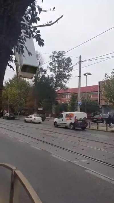 Un nou sistem montat pe Tramvaiul 5 din Bucuresti pentru a nu se mai bloca atunci cand parcheaza vreun destept pe sinele de tramvai. Gurile rele vor spune ca e editat clipul.