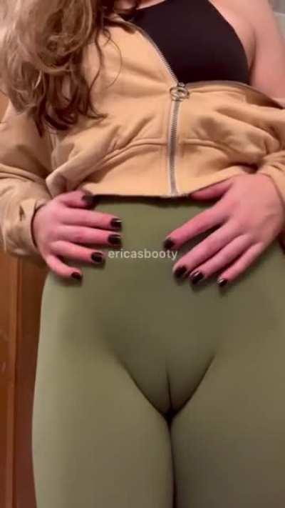 i get so wet when i touch my cameltoe like this!