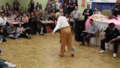 The way this old couple dance