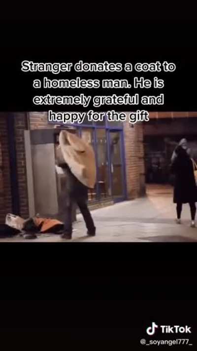 Stranger donates coat to homeless man for a priceless reaction