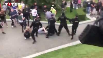 Protesters in Belarus fighting back a guy against the police