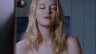 Jess Weixler admiring her plot in Teeth (2007)