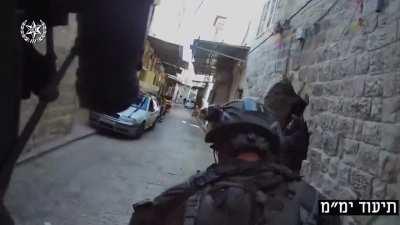 Head camera footage of Israeli special forces targeting a safehouse of 3 wanted Palestinians after they refused to surrender, today in Nablus