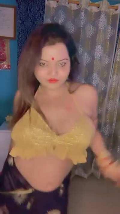 Shilpi Das Pallu Drop in Yellow Blouse 😘👌🏻👙