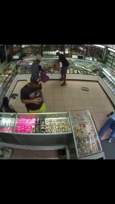 Guy remains calm during robbery