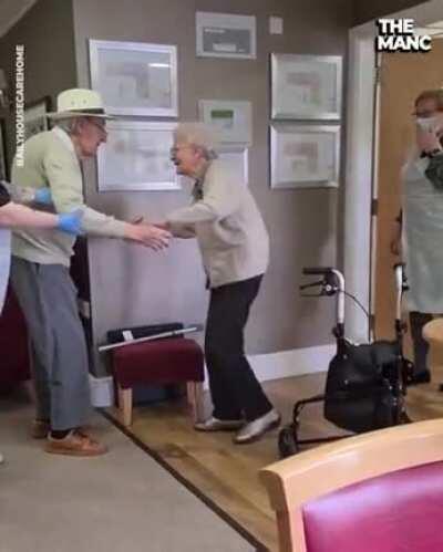 Old man surprises wife by moving into her assisted living home after being kept apart by recent events