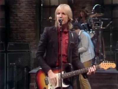 Tom Petty and the Heartbreakers performing Refugee on SNL in 1979.