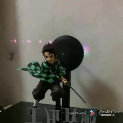 This Demon Slayer figure has an animating background