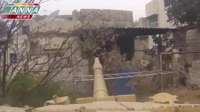 Syrian T-72 is called in to deliver supporting fire at nearly point blank range - Qaboun, Damascus - 2013