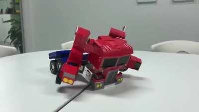 This Transformers robot actually living up to its name